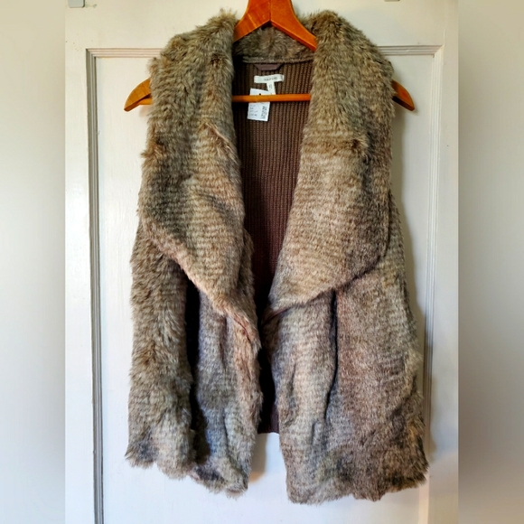 Maurices Jackets & Blazers - 🌟Winter Must Have🌟💖Faux Fur Vest Sweater💕